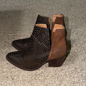 Laura Marano Brown Textured booties
